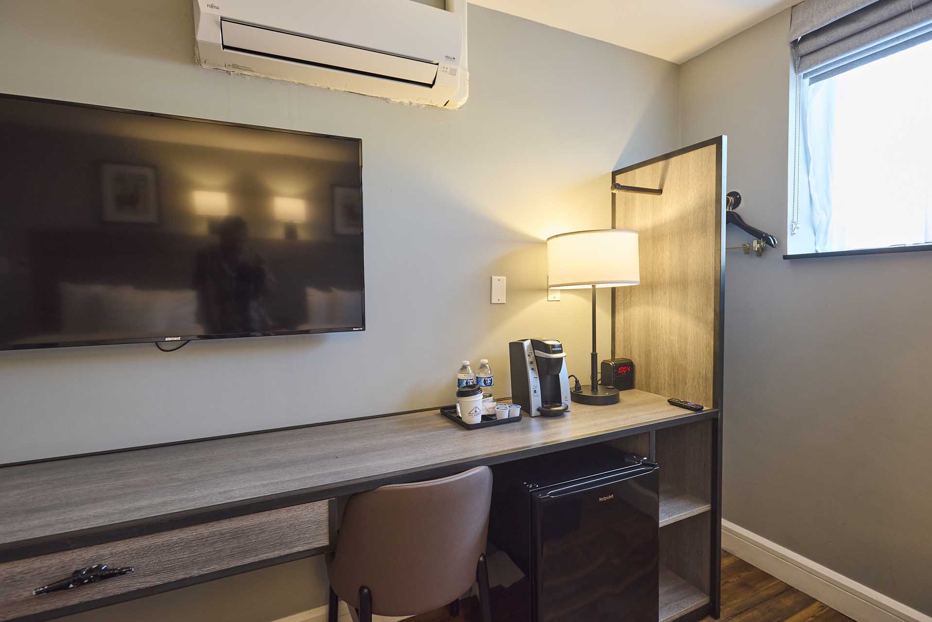 desk and tv